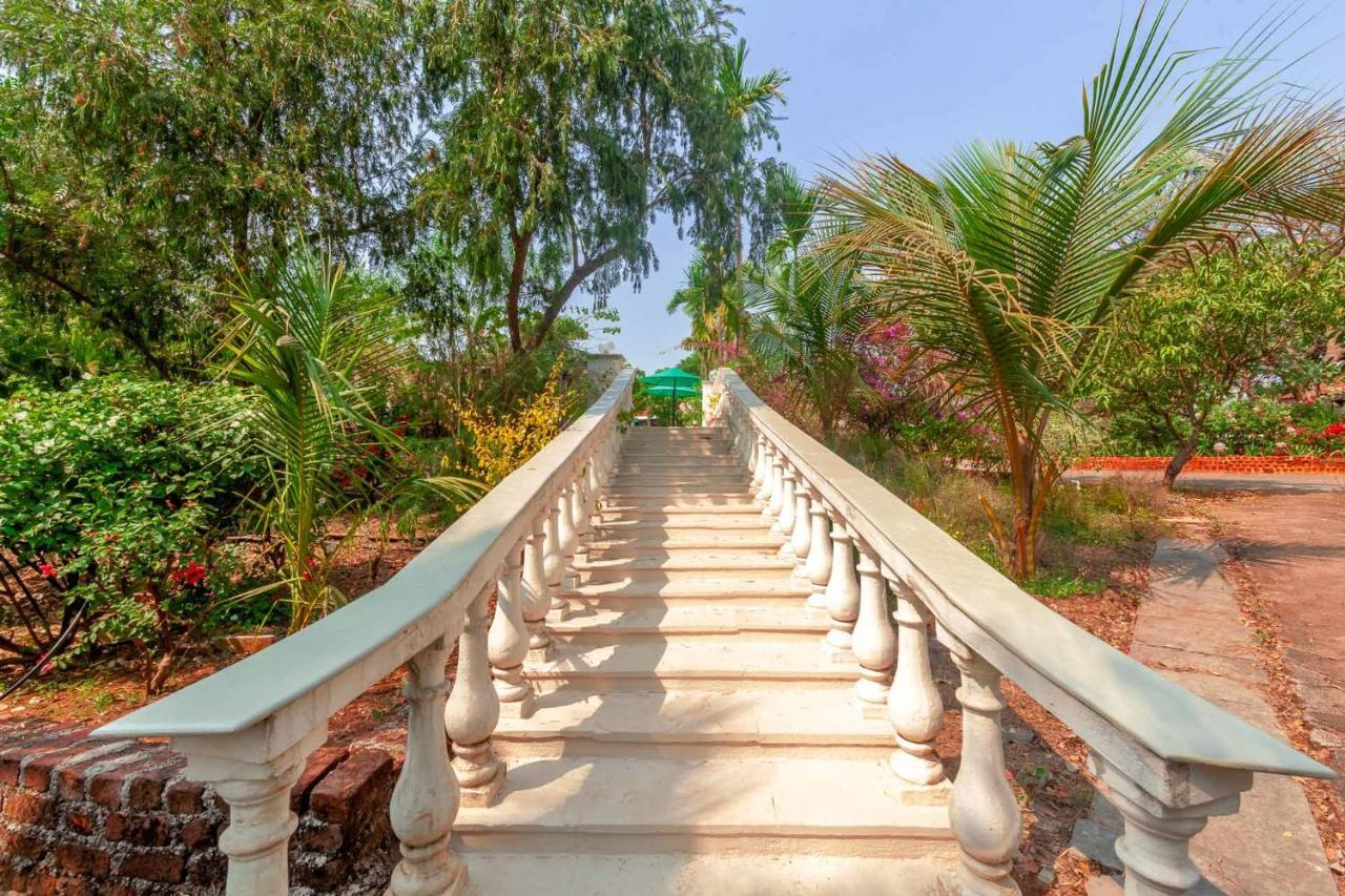 Stayvista'S Casa Palmera - Pet-Friendly Villa With Pool, Garden With Gazebo, And Indoor & Outdoor Games Алибаг Экстерьер фото